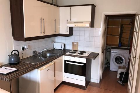 Studio to rent, Whitton Avenue East, Greenford, UB6