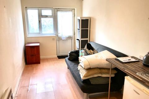 Studio to rent, Whitton Avenue East, Greenford, UB6