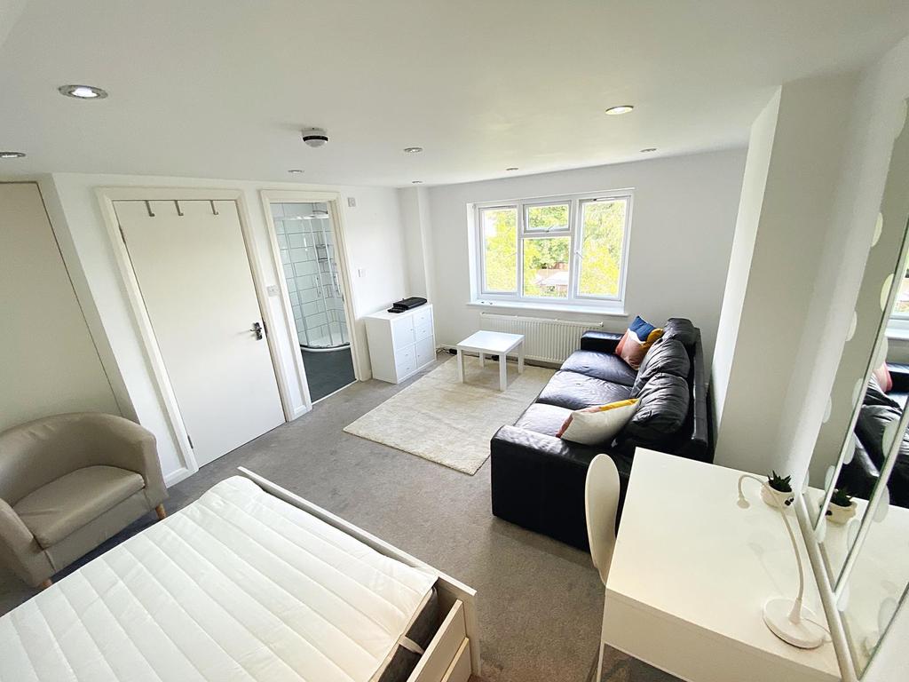 Rowan Crescent, Streatham Vale, SW16 House share £900 pcm (£208 pw)