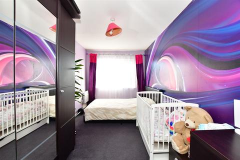 2 bedroom flat for sale - Quarles Park Road, Chadwell Heath, Essex