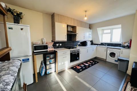 1 bedroom flat for sale, Broad View Long Lane, TW19 7AU