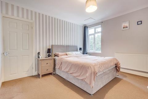 3 bedroom flat for sale - London Road, Leigh-on-sea, SS9