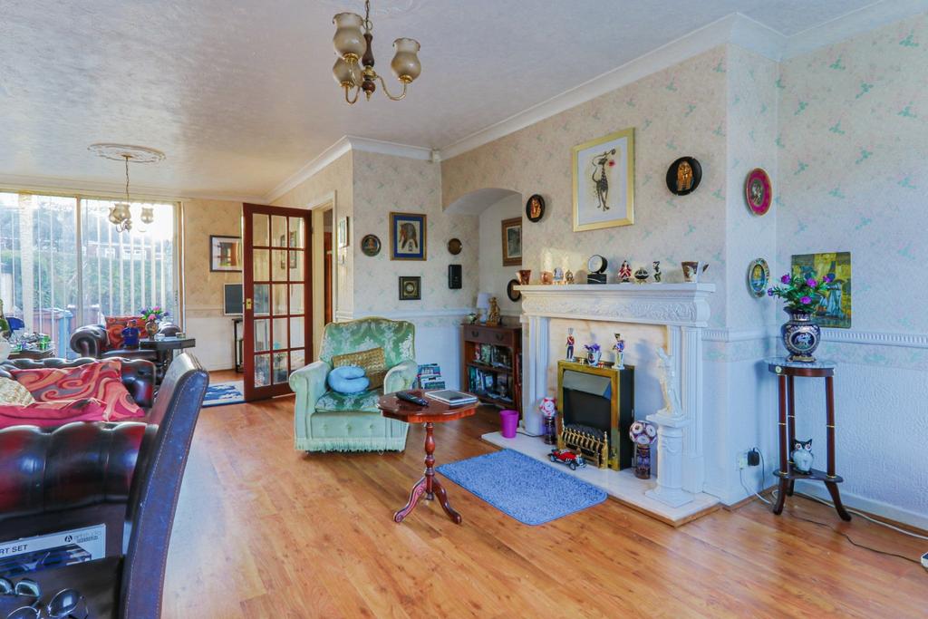 Chestnut Grove, Garden Village, Hull... 3 bed semidetached house £