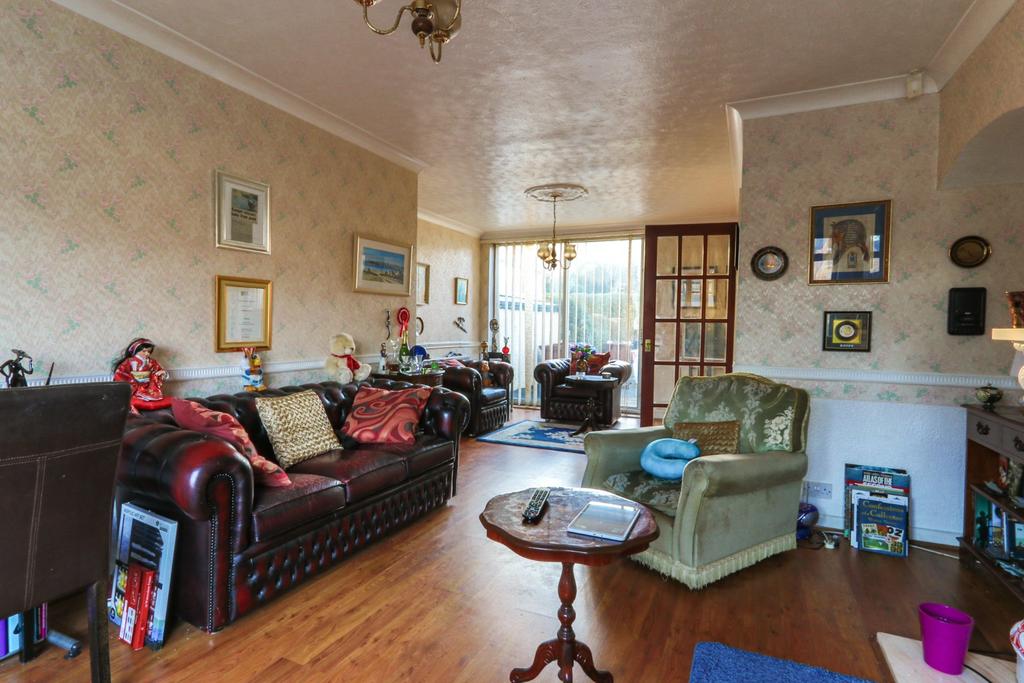 Chestnut Grove, Garden Village, Hull, HU8 8QN 3 bed semidetached house