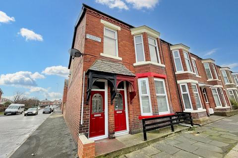 2 bedroom flat for sale, Coleridge Avenue, Westoe, South Shields, Tyne & Wear, NE33 3HA