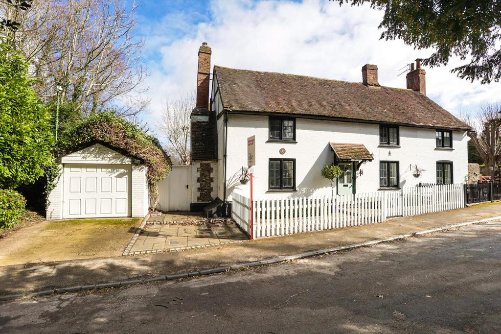 Leatherhead Road, Great Bookham, Leatherhead, Surrey, KT23 3 bed semi