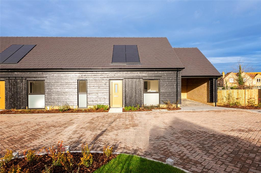 School Lane, Lower Halstow, Sittingbourne, Kent, ME9 2 bed bungalow for sale £425,000