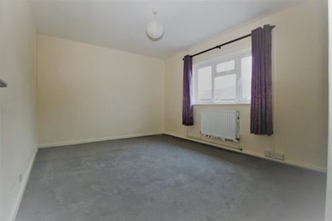 2 bedroom flat to rent, High Street, Chesterton