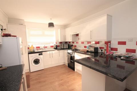 3 bedroom terraced house to rent, The Close, HU16