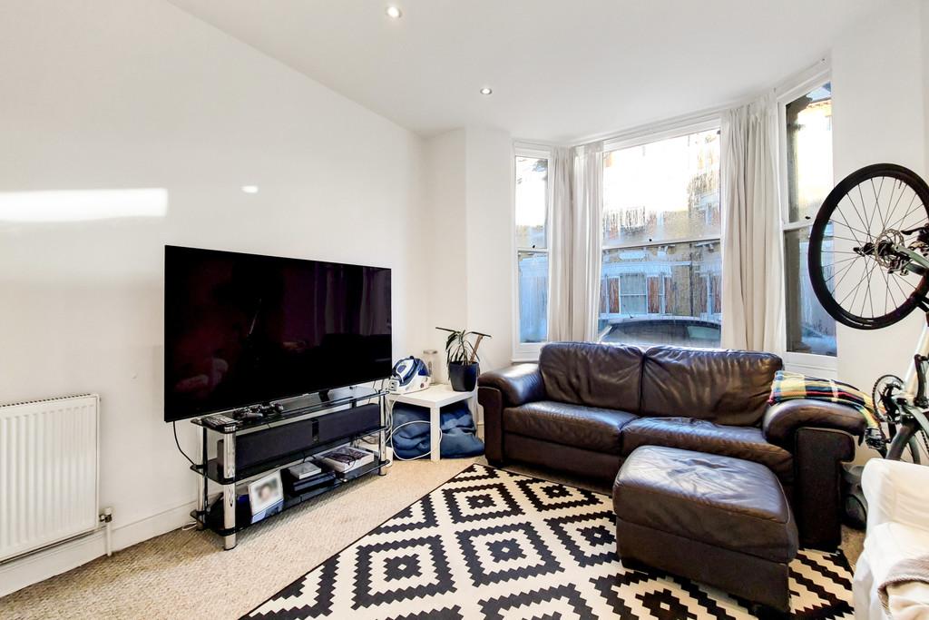 Handforth Road, London 3 bed apartment £2,950 pcm (£681 pw)