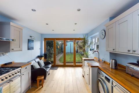 2 bedroom semi-detached house for sale - Herrings Lane, Chertsey, Surrey, KT16