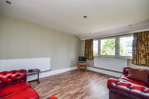 125 Whitlock Drive, London, SW19 6SH