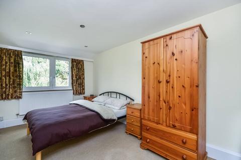 125 Whitlock Drive, London, SW19 6SH