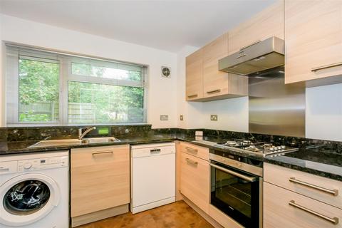 2 bedroom flat for sale - Field Close, Bromley