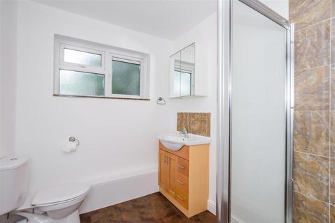 2 bedroom flat for sale - Field Close, Bromley