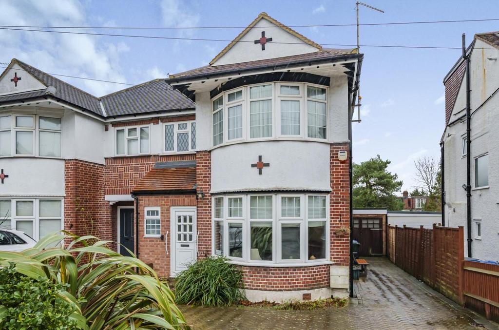 Lynton Mead, Totteridge 4 bed semidetached house £975,000