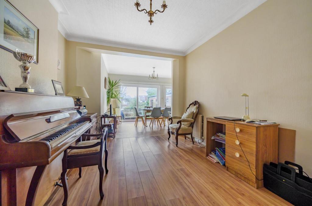 Lynton Mead, Totteridge 4 bed semidetached house £975,000