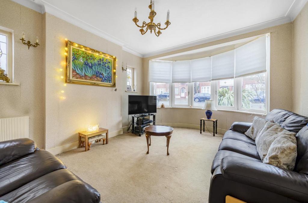 Lynton Mead, Totteridge 4 bed semidetached house £975,000