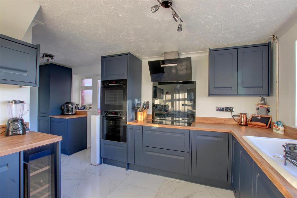 22 Truro Drive, Kidderminster 3 bed semidetached house £245,000