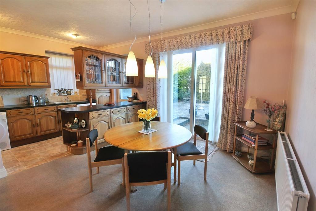 Kaye Lane, Almondbury, Huddersfield HD5 8XP 2 bed semidetached