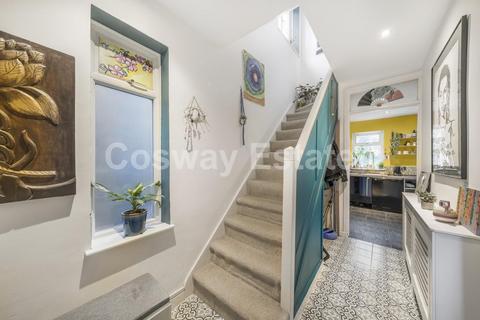 13 Woodcote Avenue, London, NW7 2PG
