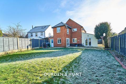 10 Moorescroft, Kelvedon Hatch, Brentwood, CM15 0XF