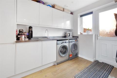 2 Holder Close, Bidford On Avon, Alcester, B50 4EG