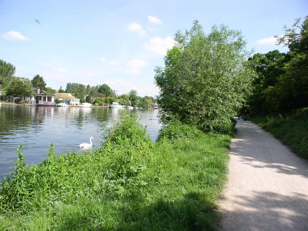 Sullivans Reach, Walton on Thames... 2 bed terraced house £475,000