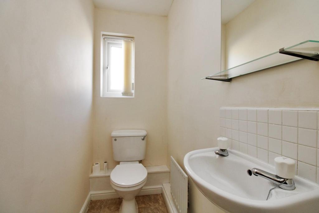 Mires Beck Close, Windhill, Shipley 3 bed detached house £850 pcm (£