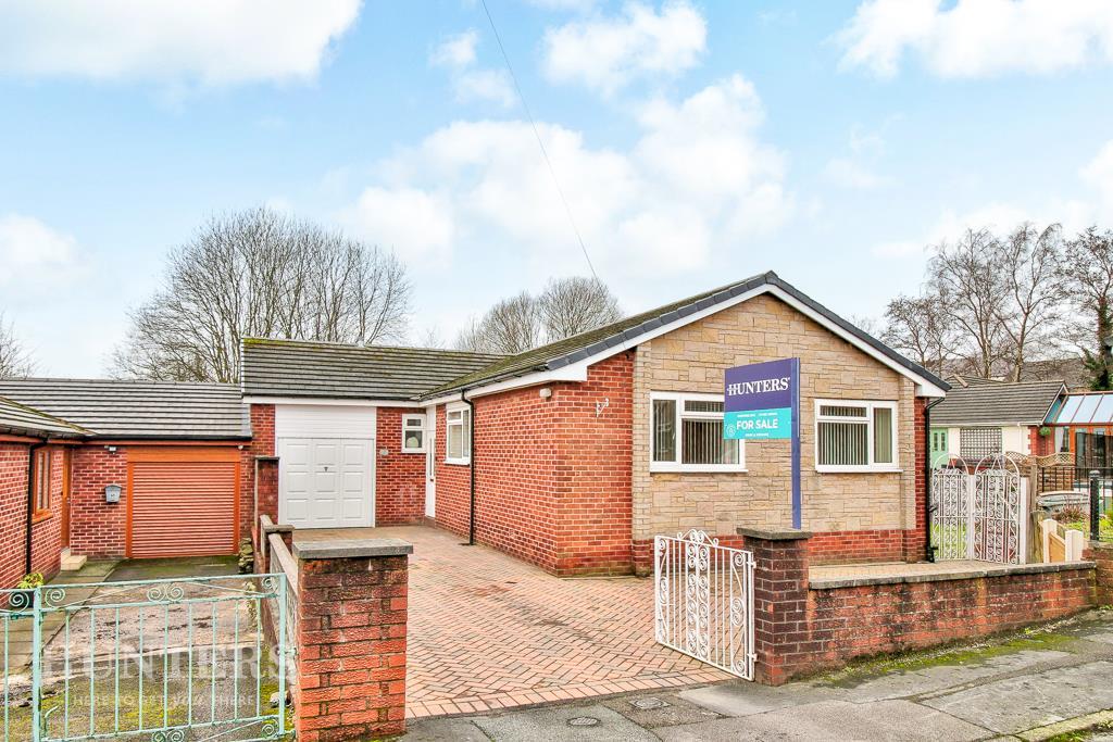 Lyndale Drive, Littleborough, OL15 9HQ 3 bed semidetached bungalow for