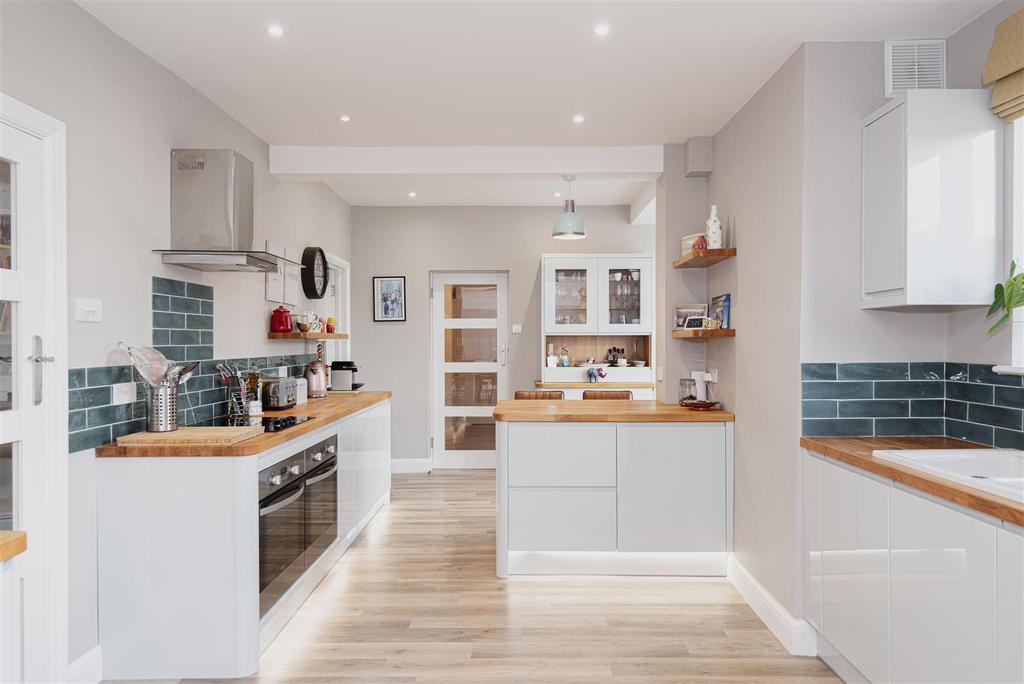 Yewlands Close, Banstead 6 bed detached house £1,250,000