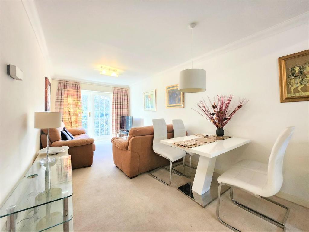 Montague Close, Wokingham 2 bed house £1,450 pcm (£335 pw)