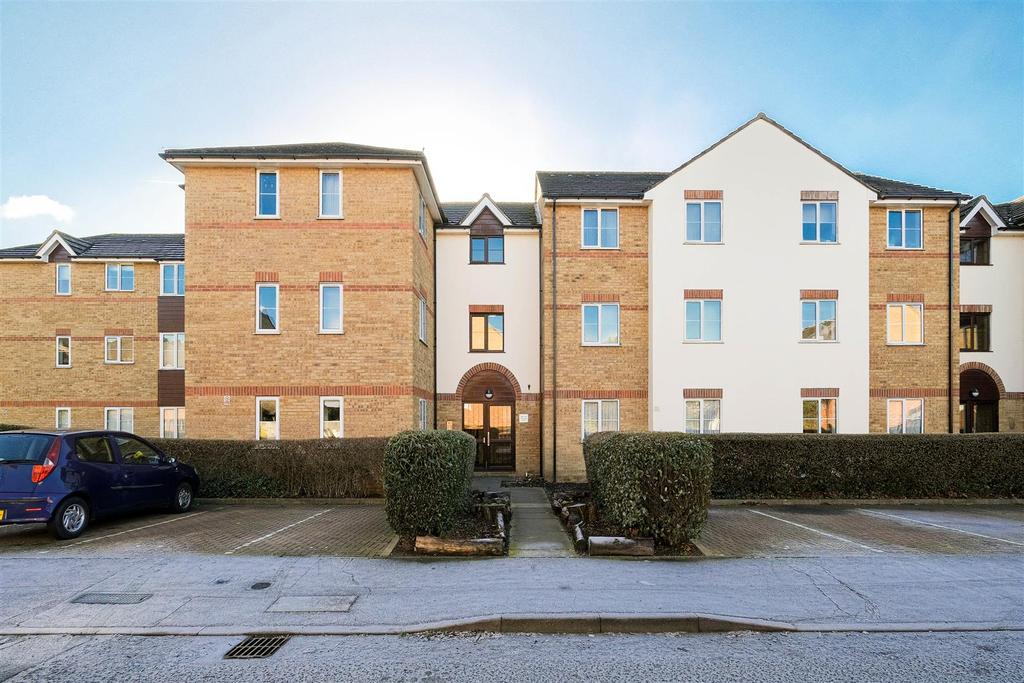 Higham Station Avenue, Chingford E4 2 bed flat £1,300 pcm (£300 pw)