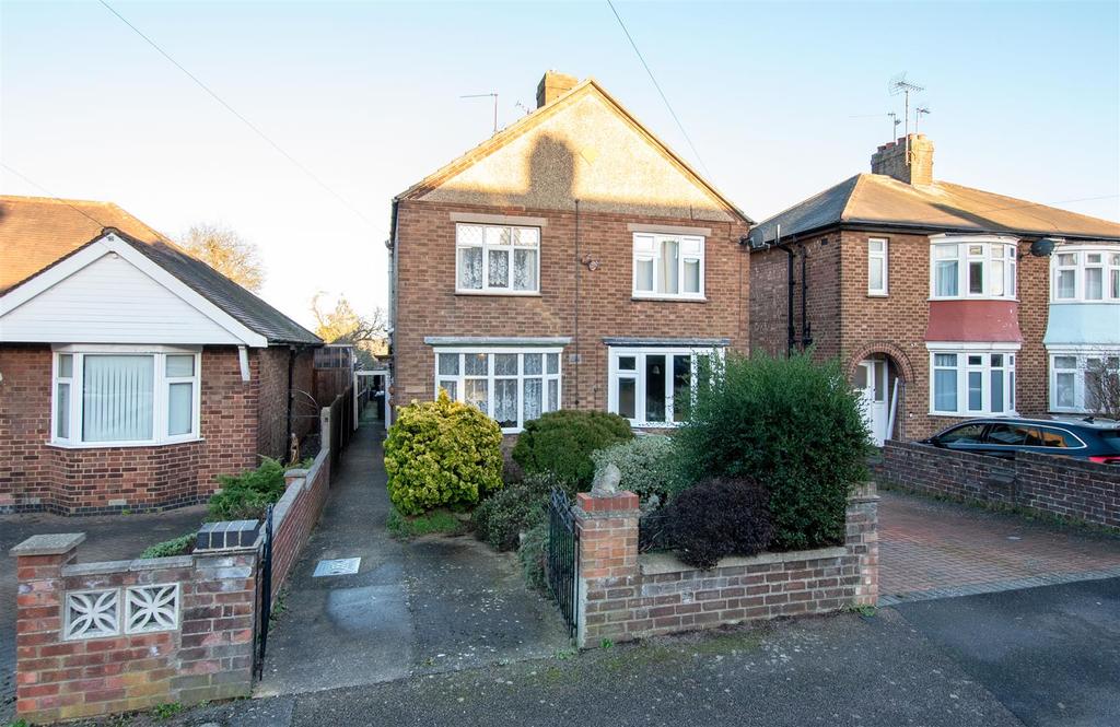 Hillside Road, Wellingborough 3 bed semidetached house £220,000
