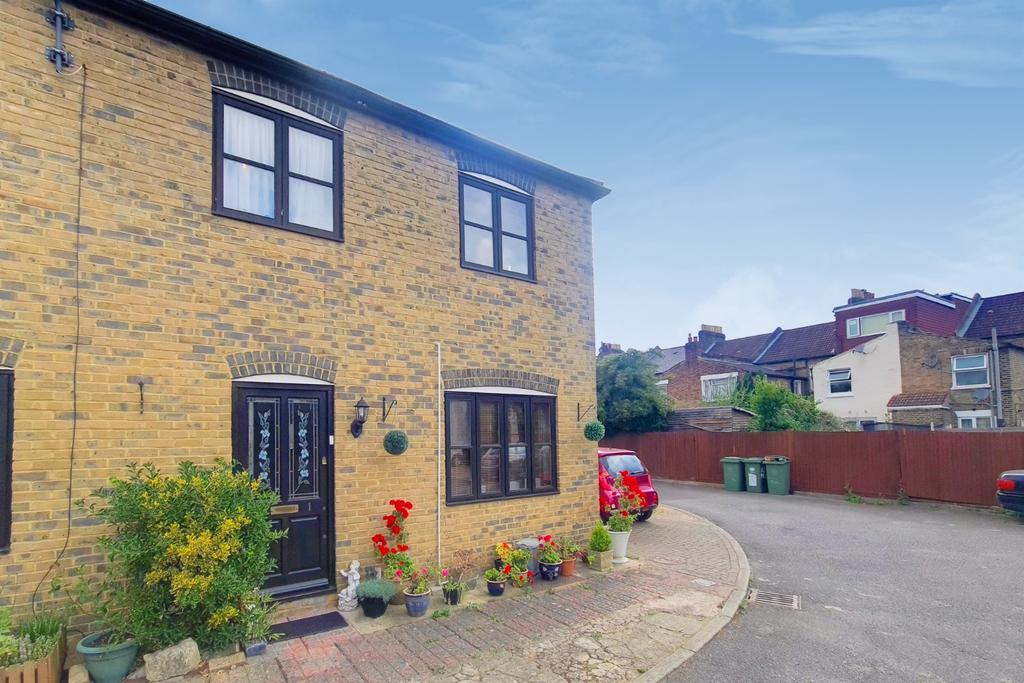Albert Mews, Arabin Road, Brockley London, SE4 2 bed end of terrace
