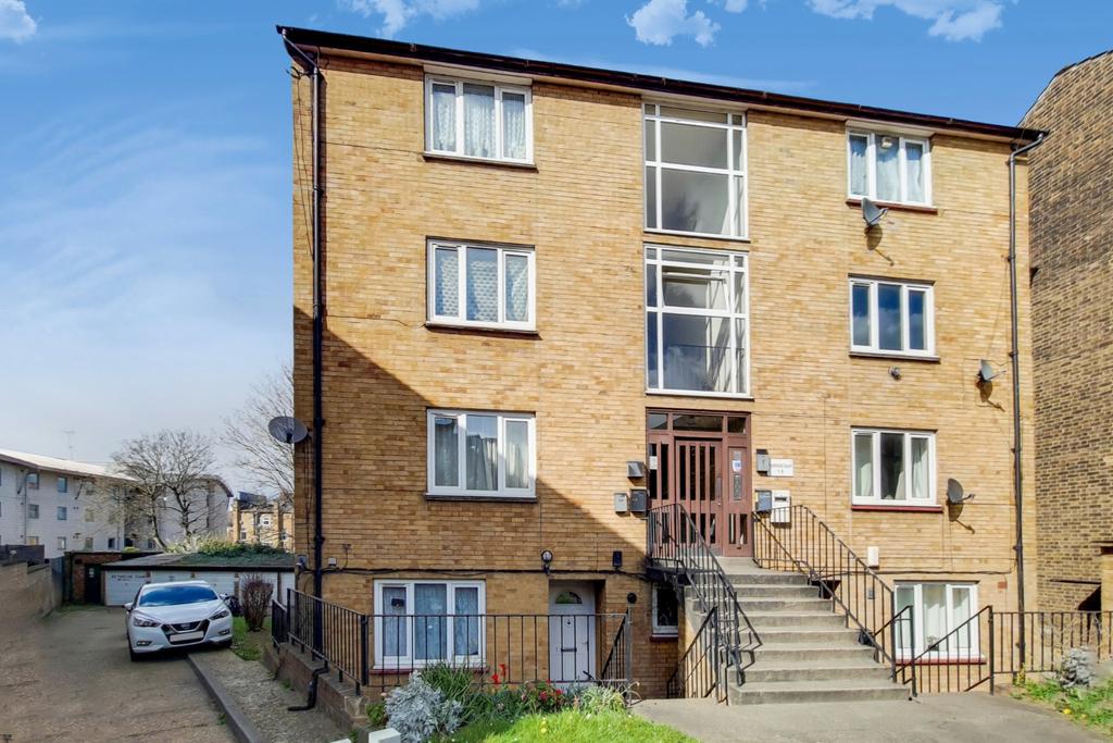 Parkfield Court, London, SE14 1 bed flat £260,000