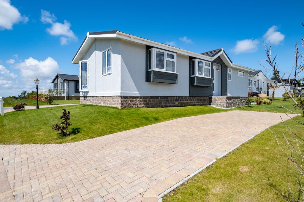 Newquay, Cornwall, TR8 2 bed park home for sale £239,000
