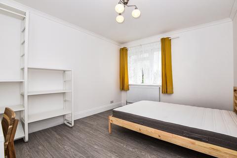 4 bedroom end of terrace house to rent, Guildford Park Avenue, Guildford, Surrey, GU2