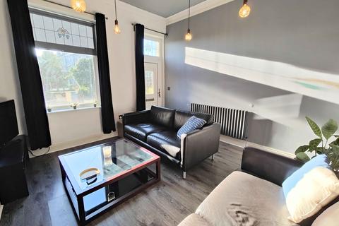 8 The Crescent, Brighouse, HD6 1TB