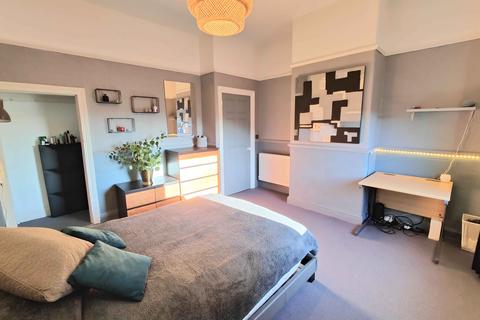 8 The Crescent, Brighouse, HD6 1TB