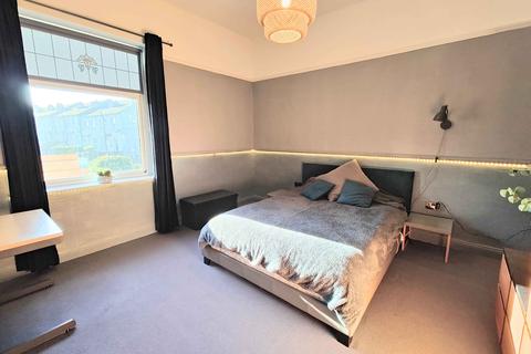 8 The Crescent, Brighouse, HD6 1TB