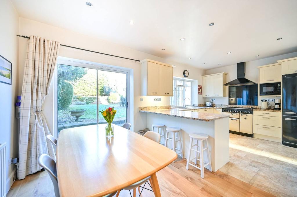 Castle Drive, Maidenhead, SL6 5 bed detached house £950,000