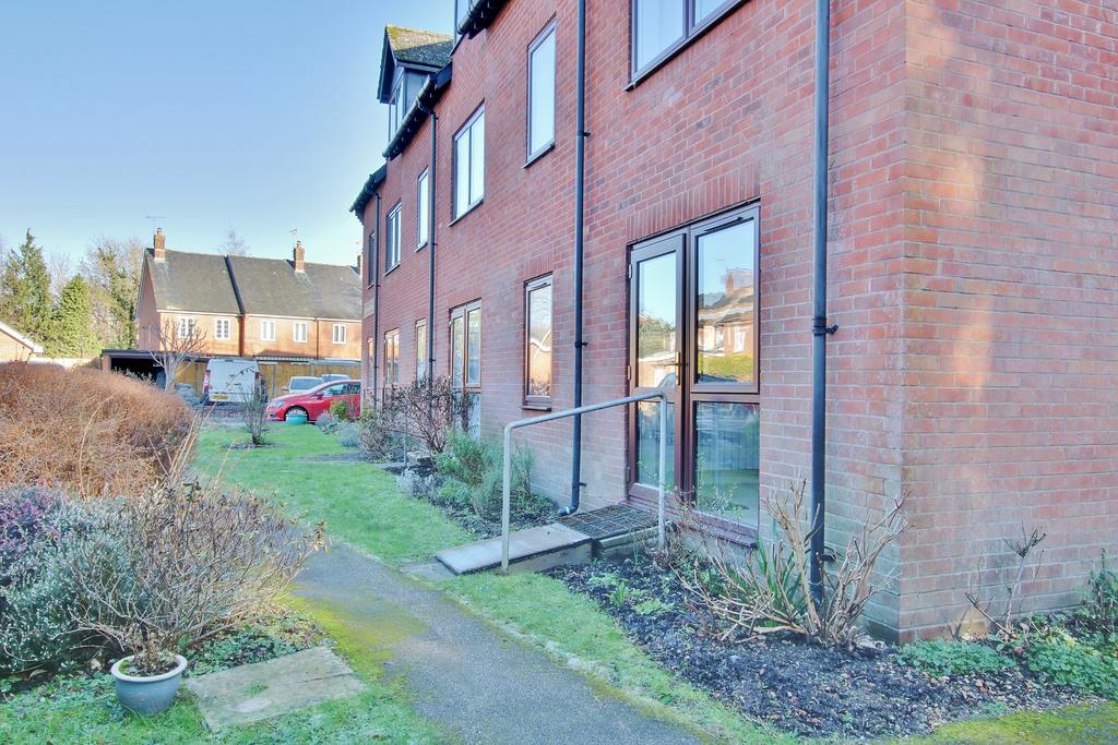 CENTRAL ROMSEY 1 bed ground floor flat £115,000