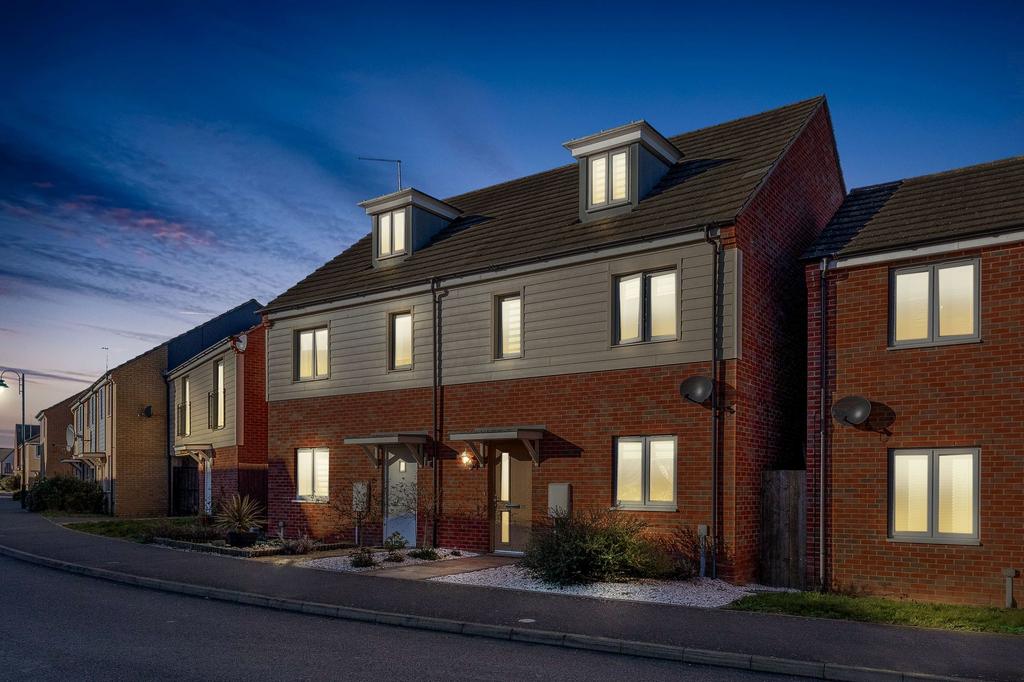 Albert Crescent, Hampton Vale, PE7 3 bed semidetached house for sale