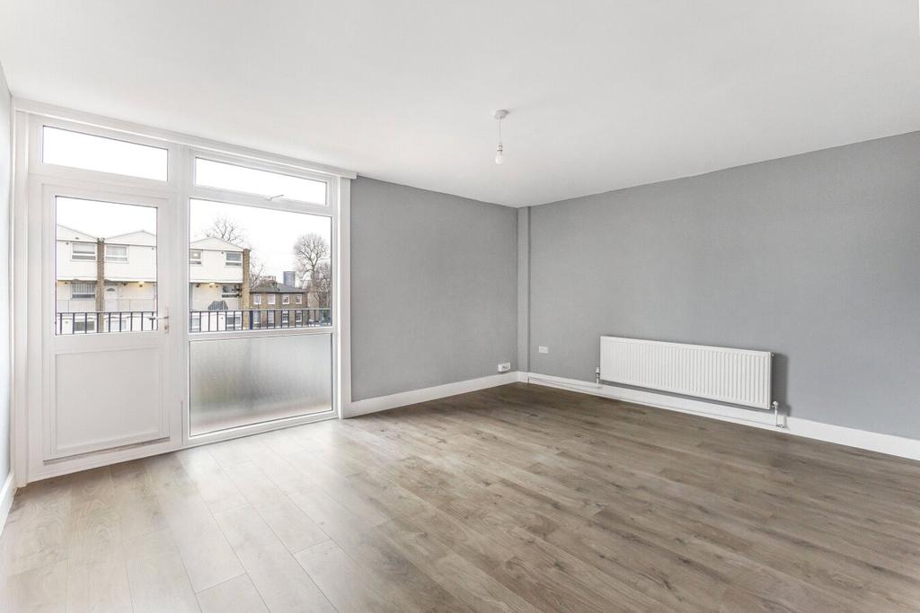 Kingsgate Estate, Tottenham Road... 3 bed apartment - £2,750 pcm (£635 pw)