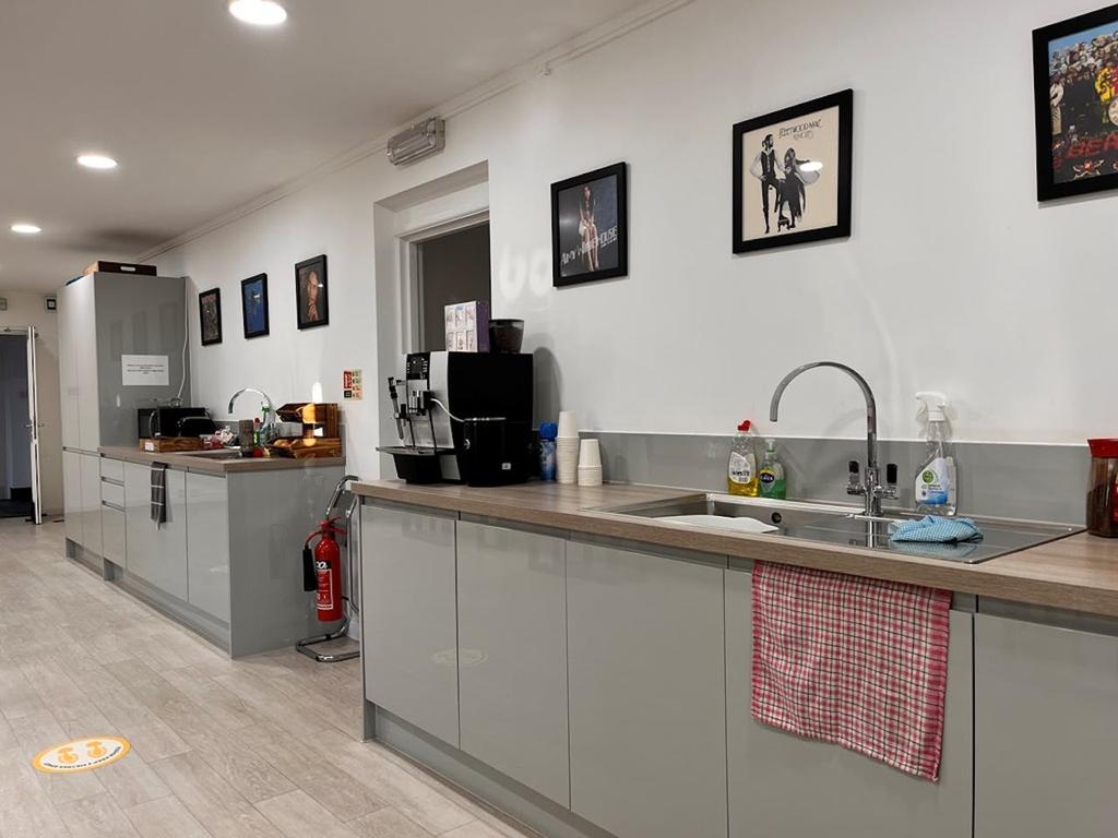 Kitchen 2.JPG
