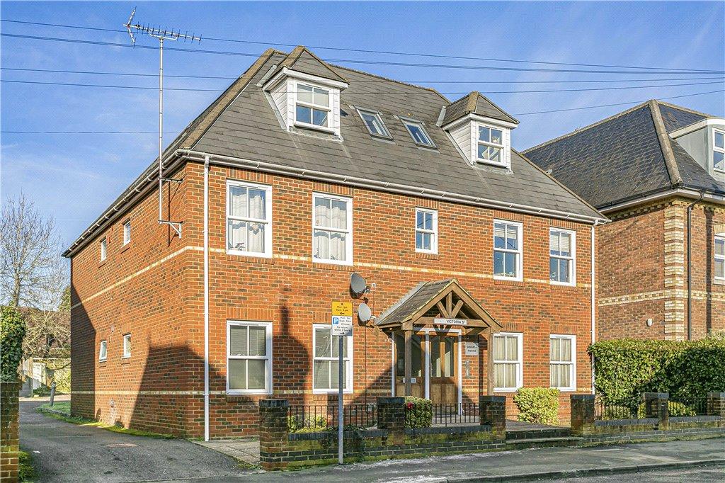 Victoria Street, Englefield Green, Egham, TW20 2 bed penthouse £1,295