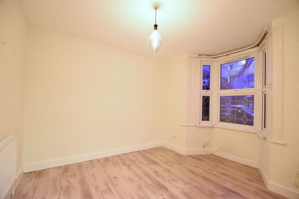 Odessa Road, E7 5 bed terraced house £3,000 pcm (£692 pw)