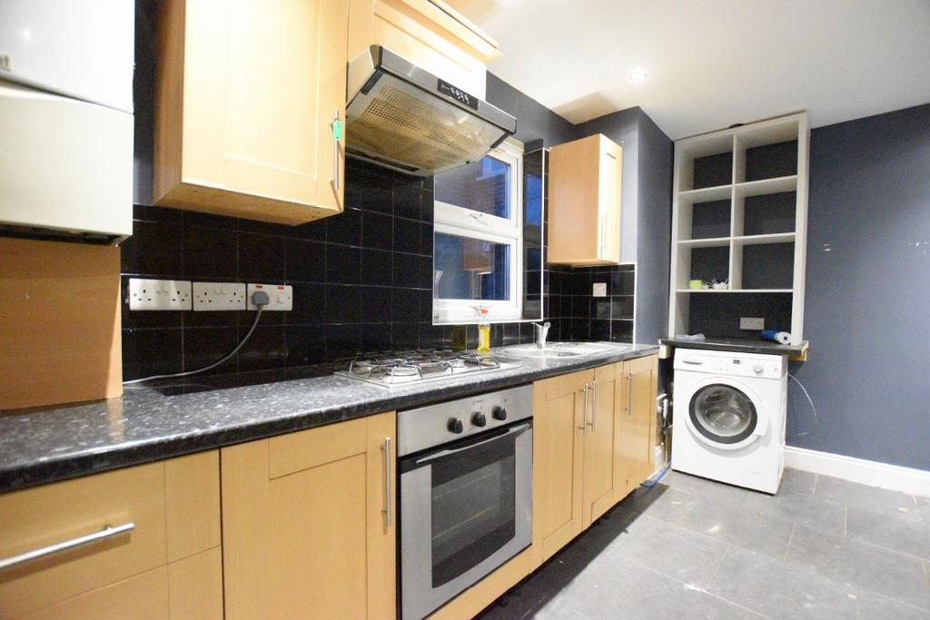 Odessa Road, E7 5 bed terraced house £3,000 pcm (£692 pw)