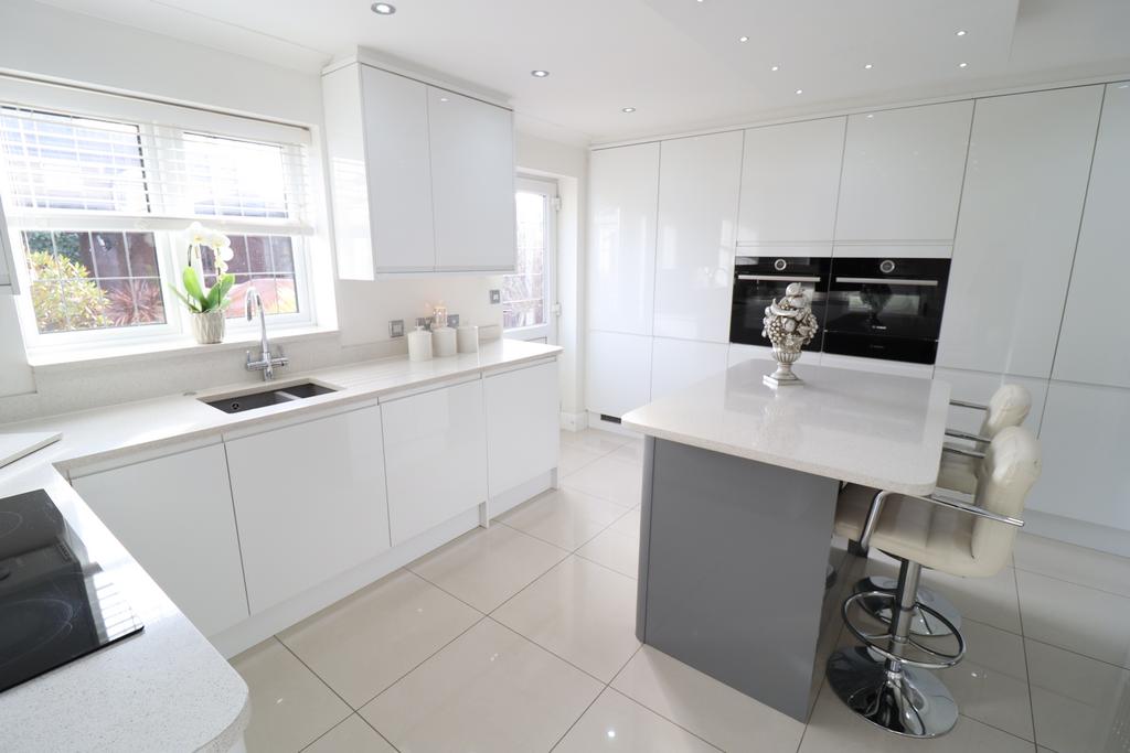 Diamond Close, Grays RM16 4 bed detached house for sale £650,000